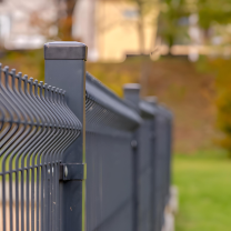Préparez votre clôture pour l'hiver avec des capuchons de poteaux en polyéthylène